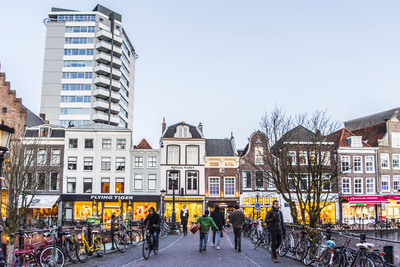 909031 Gezicht op de panden Oudegracht 116 (links) -128 te Utrecht, vanaf de Jansbrug, met links de Neudeflat.